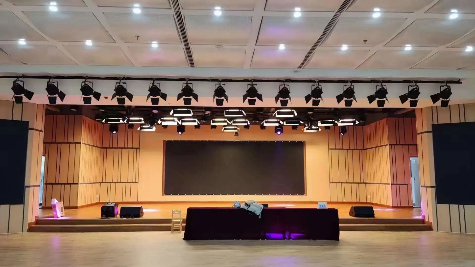 福鹿会F6专业灯光音响扩声系统工程产品服务于某学堂会堂！